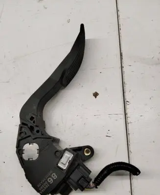 Accelerator throttle pedal