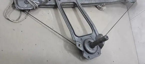Rear door manual window regulator