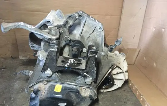 Volkswagen Fox Manual 5 speed gearbox HZM 02T300044H