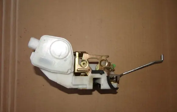Mitsubishi Outlander Front door lock