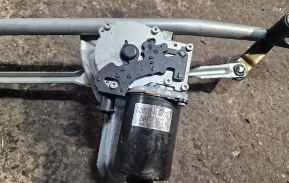 BMW X5 E53 Front wiper linkage and motor