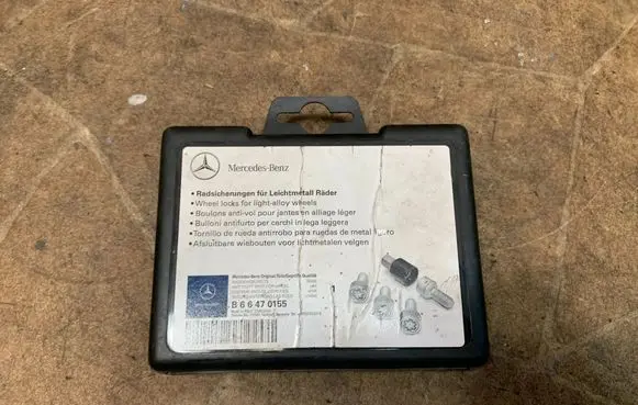 Mercedes-Benz C W204 Anti-theft wheel nuts and lock B66470155