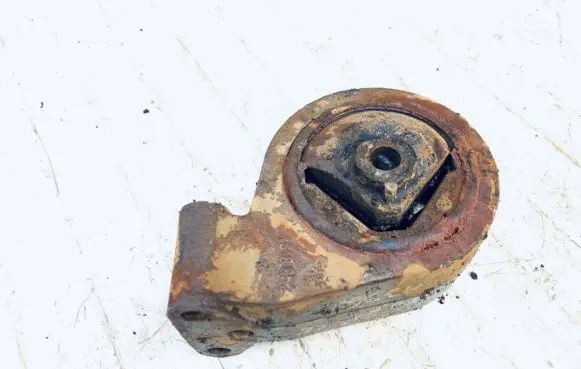 Mitsubishi Space Star Engine mount bracket 4618052