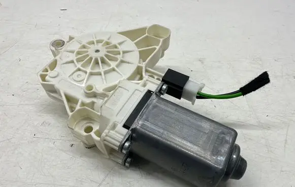 Mercedes-Benz CLA C118 X118 Front door window regulator motor A0009061607