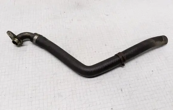 Volkswagen PASSAT B5.5 Engine coolant pipe/hose
