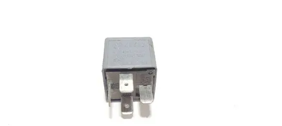 Volkswagen PASSAT B5.5 Other relay 8D0951253A