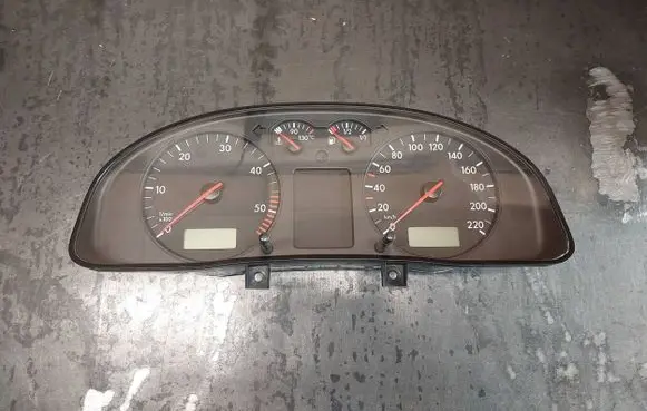 Volkswagen PASSAT B5 Speedometer (instrument cluster) 3B0919881N