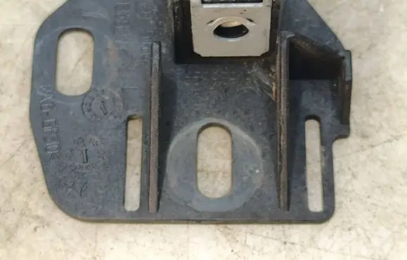 BMW 3 E90 E91 Headlight/headlamp mounting bracket 7136827