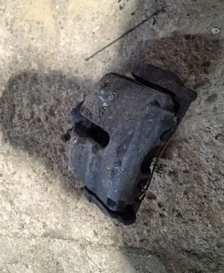 Volkswagen PASSAT B7 Front brake caliper