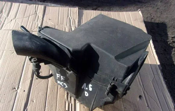 Ford Focus Air filter cleaner box bracket assembly BV619C679CA
