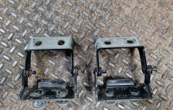 Cadillac Escalade Tailgate/trunk/boot hinge 15875510