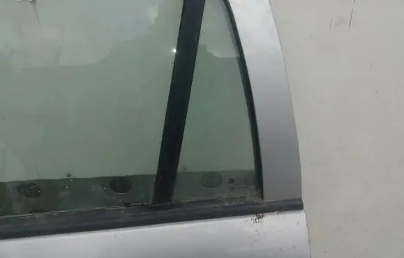Opel Astra G Rear vent window glass 