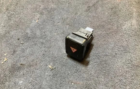 Toyota Auris E180 Hazard light switch 8433202190