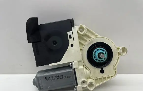 Volkswagen PASSAT B6 Front door window regulator motor 1K0959701Q 1K0959793M