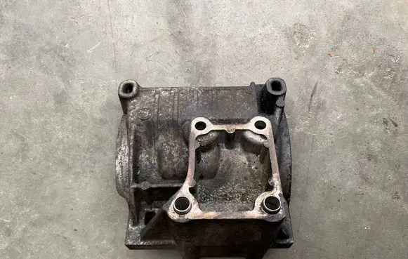 Iveco Daily 6th gen A/C compressor mount bracket 504388826