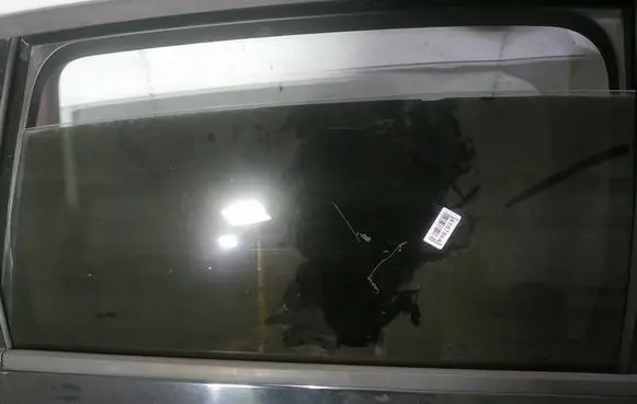 Rear door window glass