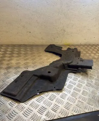 Audi Q7 4M Fuel tank bottom protection 4M0825213J