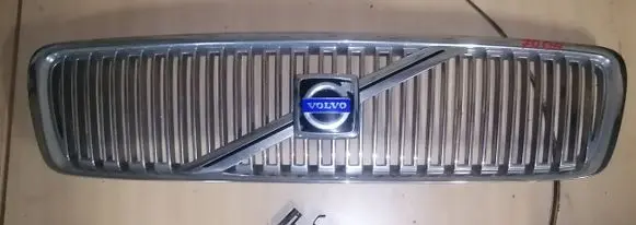 Volvo V70 Front bumper upper radiator grill