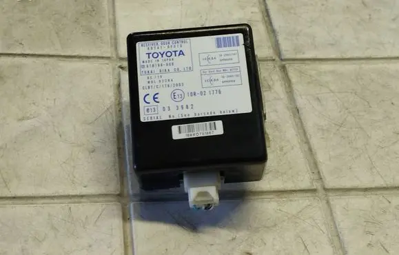 Toyota Corolla Verso AR10 Door control unit/module 897410F010 61B168000 033982