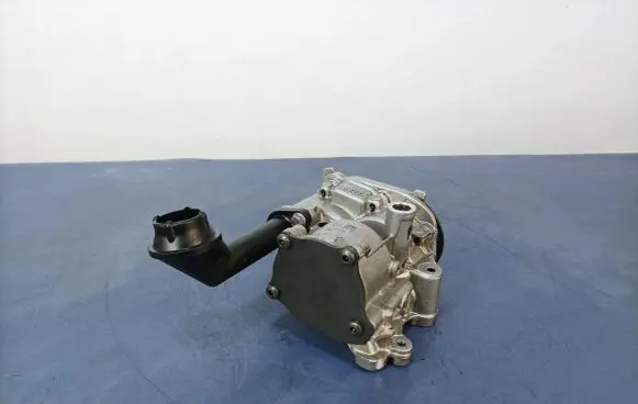 Volkswagen PASSAT B8 Oil pump O4L145208