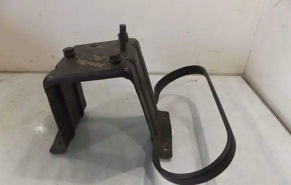 Opel Frontera A Spare wheel mounting bracket 