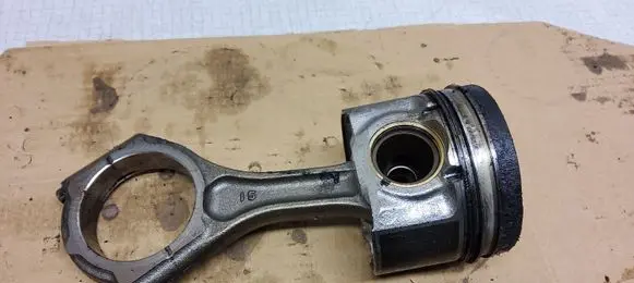 Subaru Outback Piston with connecting rod