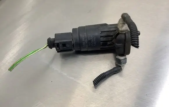 Volkswagen Golf V Windscreen/windshield washer pump 1K6955651