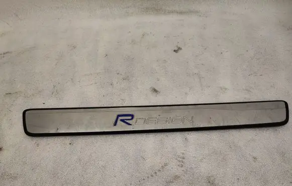 Front sill trim cover
