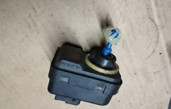 Headlight level adjustment motor