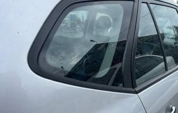 KIA Carens I Rear side window 