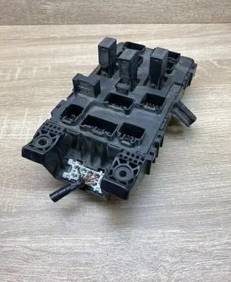 Toyota Avensis T250 Fuse module 8264105011 05810530