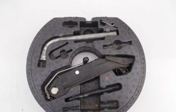 Volkswagen Golf Plus Tool set 1K0012115F