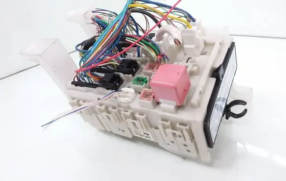 Toyota Avensis T270 Fuse module 8273005150 13989H18 313198j17