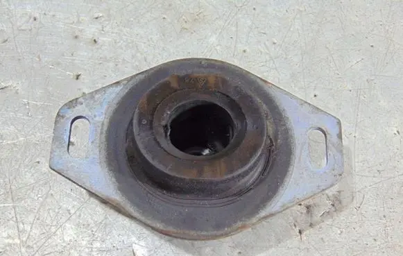 Peugeot 3008 I Engine mount bracket