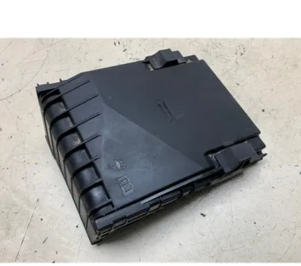 Volkswagen Golf VI Fuse box cover 1K0937132F 017180061 014189871