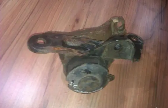 Ford Mondeo MK I Engine mount bracket