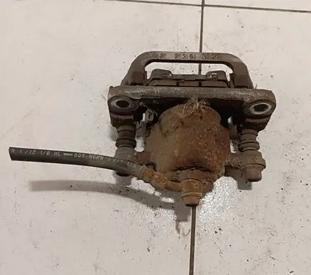 Nissan Juke I F15 Front brake caliper 0223g3528