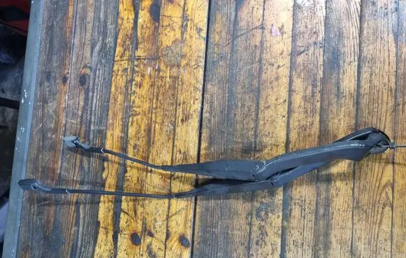 Ford Kuga II Front wiper blade arm 8V4117526AC