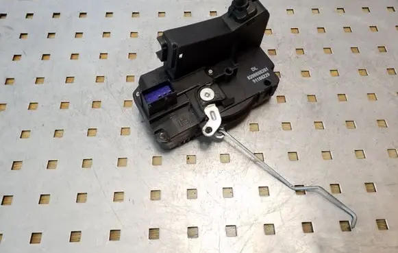 Opel Vivaro Front door lock 91166229 8200008261