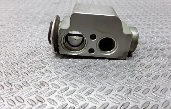 Volkswagen Touareg I Air conditioning (A/C) expansion valve 7L0820679A