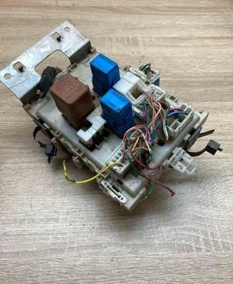 Nissan Almera Tino Fuse module 243504U100 0619001