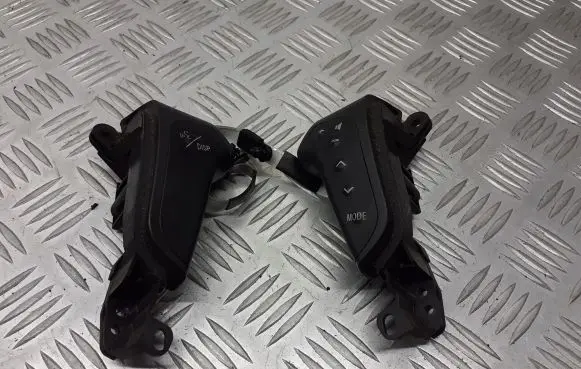 Toyota Avensis T250 Steering wheel buttons/switches 75B07075B070
