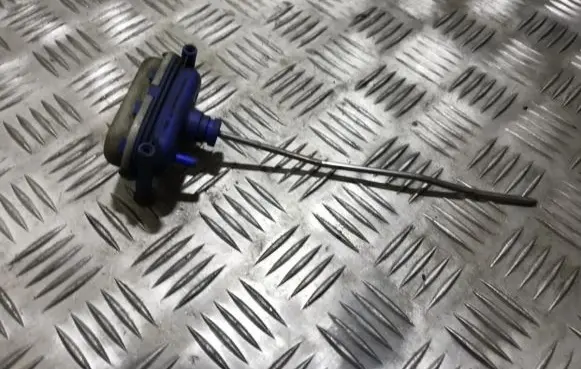 Volkswagen PASSAT B3 Central locking vacuum pump 