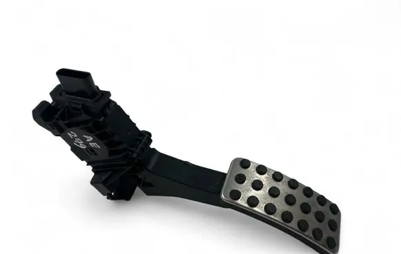 Accelerator throttle pedal