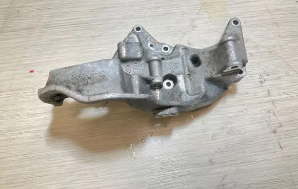 Volvo XC90 Generator/alternator bracket 31401103