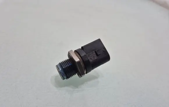 Mercedes-Benz GL X164 Fuel pressure sensor 0281002672