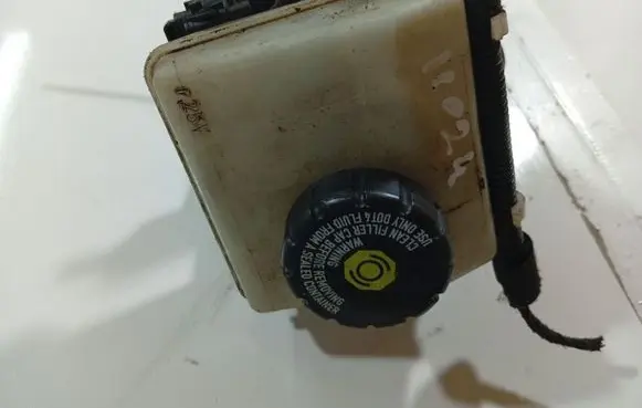 Brake fluid reservoir