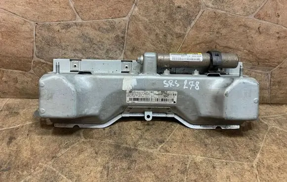 Mercedes-Benz C W204 Knee airbag A2048602002
