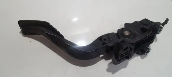 Accelerator throttle pedal