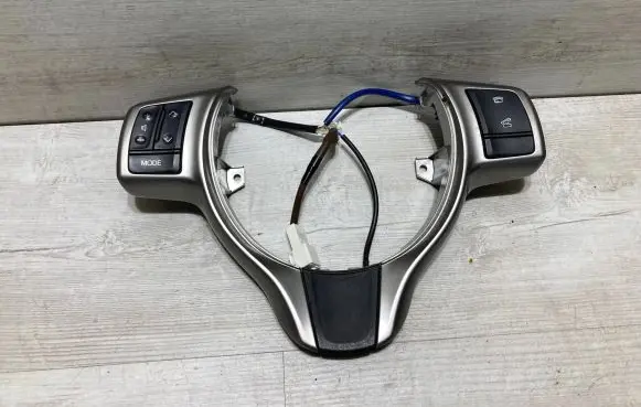 Toyota Yaris Steering wheel buttons/switches 